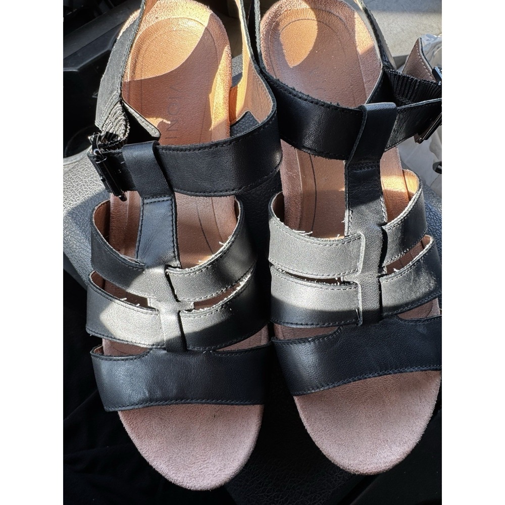 Vionic wedge sandals Size 8.5 featuring Vio-Motion support technology EUC A9